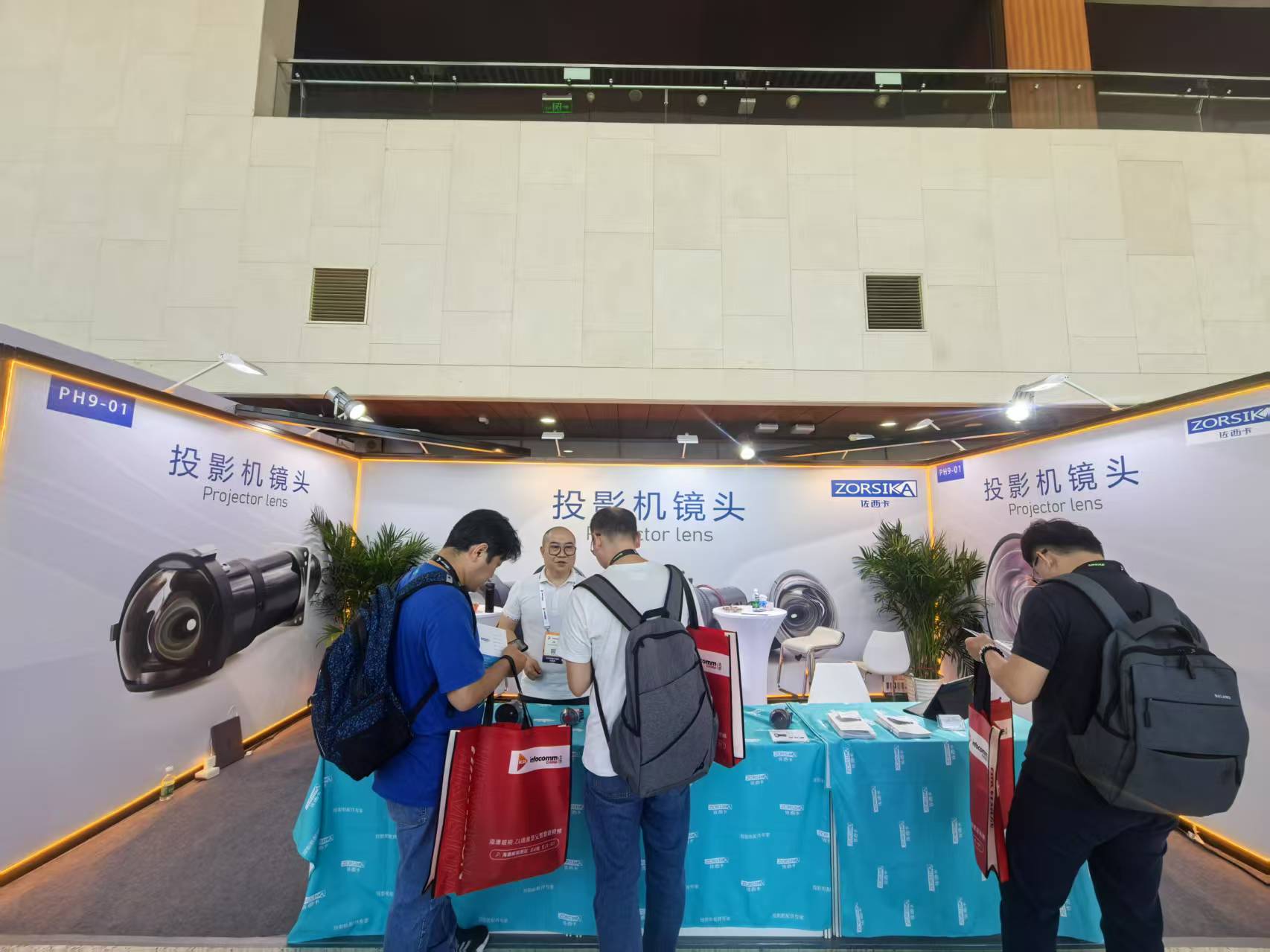 佐西卡携创新投影镜头闪耀InfoComm China 2025展